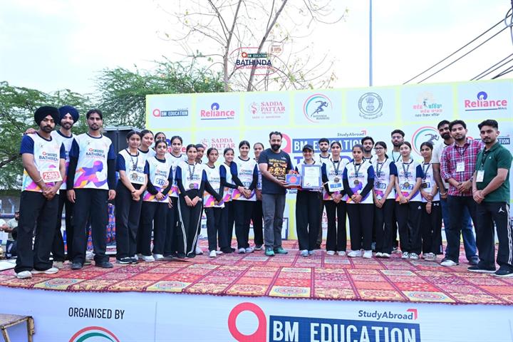 Finishers with their certificates on the Bathinda Half Marathon 8.0 stage