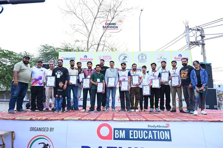 Group of runners with certificates on the Bathinda Half Marathon 8.0 stage