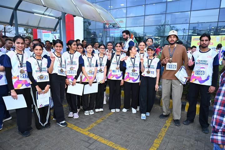Women runners with their finisher certificates at Bathinda Half Marathon 8.0