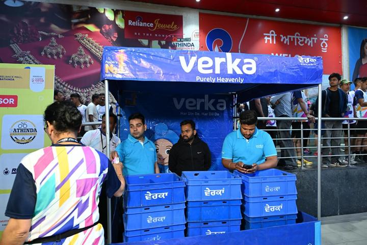 Verka refreshment stall serving runners at Bathinda Half Marathon 8.0