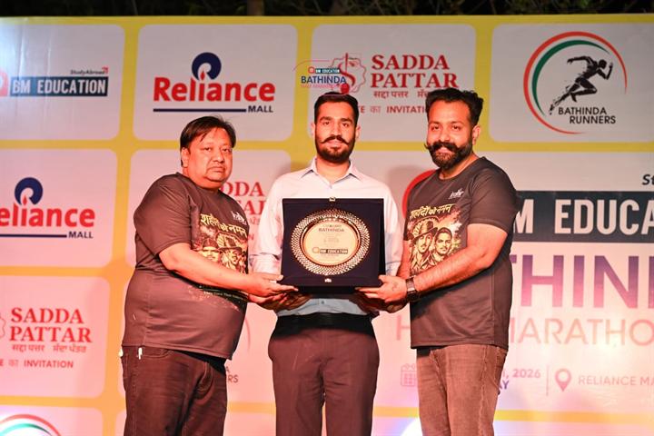 Organisers present a memento on stage at Bathinda Half Marathon 8.0