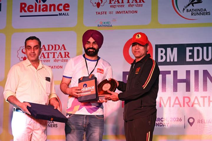 Guests present a memento at Bathinda Half Marathon 8.0