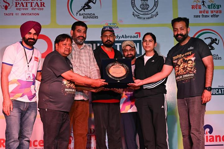 Bathinda Runners organisers honour a guest with a memento at Bathinda Half Marathon 8.0