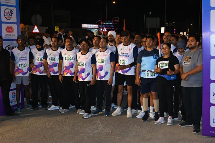 Runners line up at the start before dawn at Bathinda Half Marathon 8.0