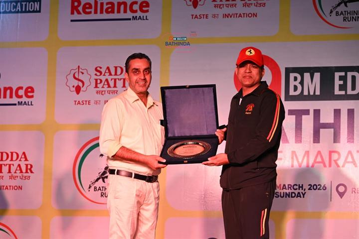 Memento presentation on stage at Bathinda Half Marathon 8.0
