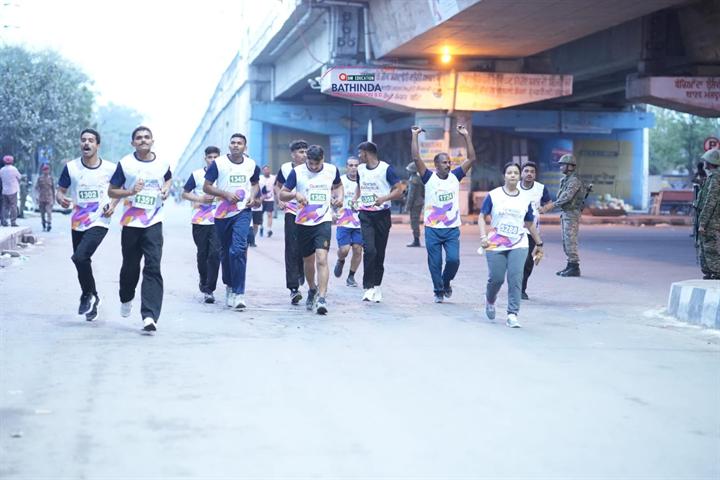 A pack of runners under the flyover during Bathinda Half Marathon 8.0